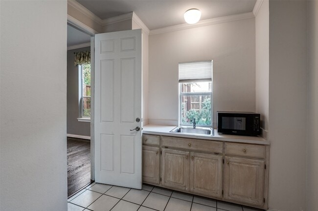 Building Photo - 5901 Glen Heather Dr