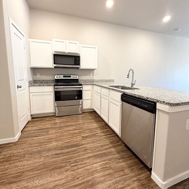 Building Photo - 2108 N Jayton Ave