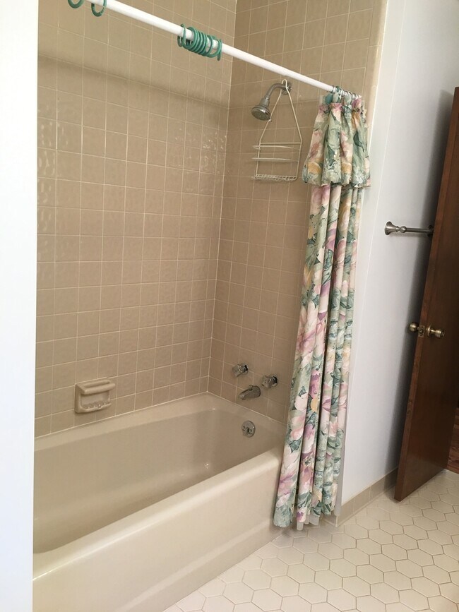 Building Photo - Spacious 3 Bedroom 2.5 Bath home located i...