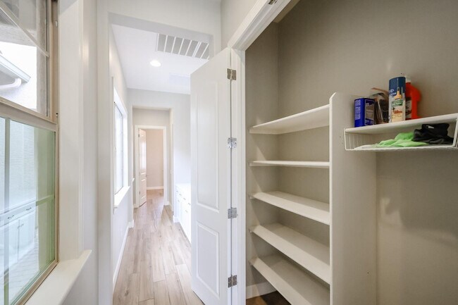 Building Photo - 1424 E Pedro Rd