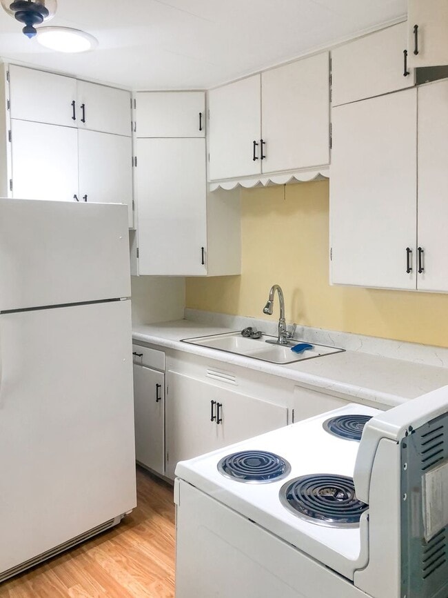 Building Photo - Adorable home, wonderful space and great l...