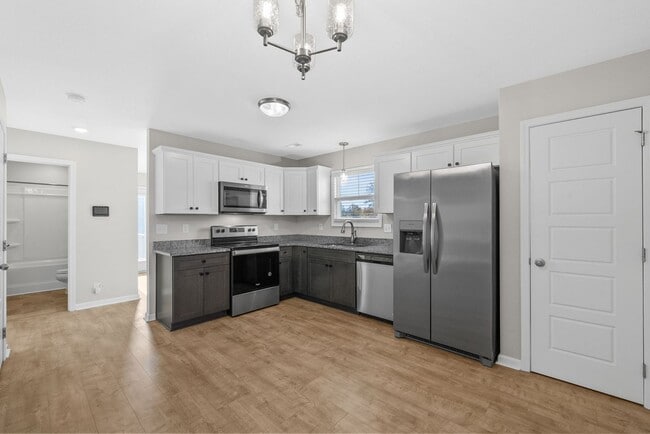 Building Photo - Pet Friendly Three Bedroom!