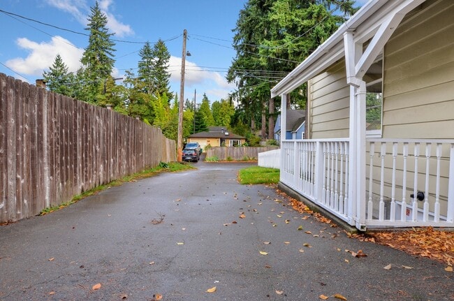 Building Photo - Classic single story house with furnished basement. Near Interurban trails and Jackson Golf course.