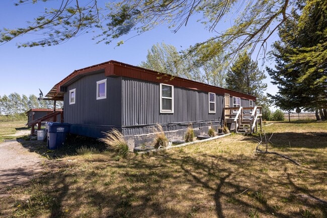 Building Photo - 3 Bed/1 Bath Country Home in Sugar City