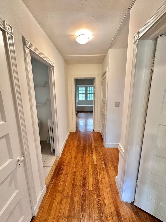 Building Photo - Spacious 6 bedroom 3.5 bath Tudor Townhouse w/Deck close to Georgetown University & Hospital