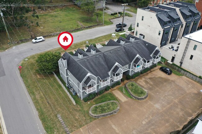 Building Photo - Updated Condo Steps from Vanderbilt with P...
