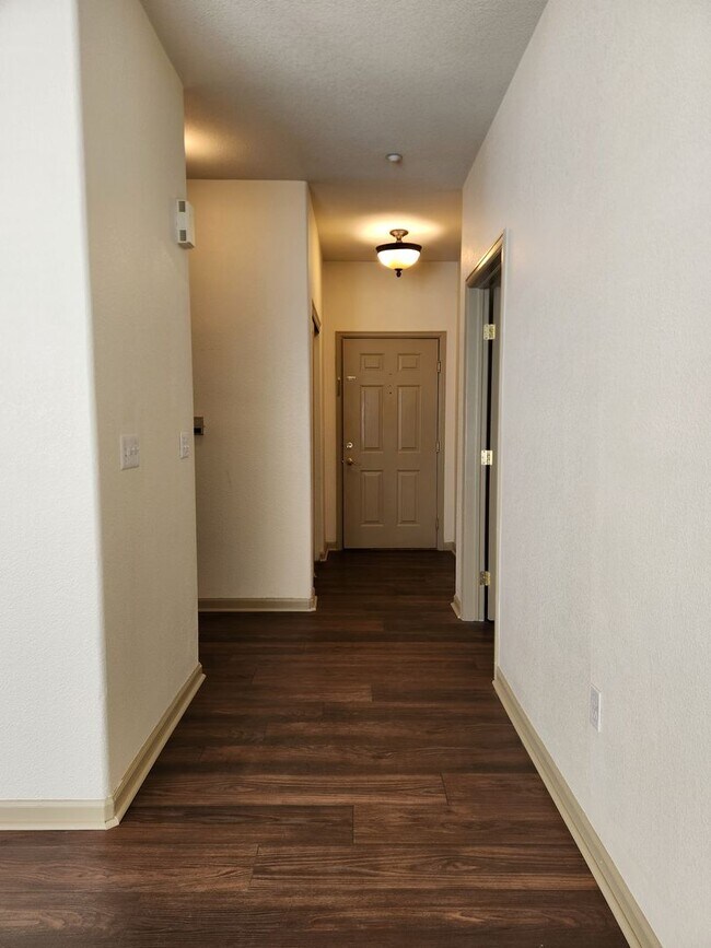 Building Photo - Beautiful condo in highly desired area of ...