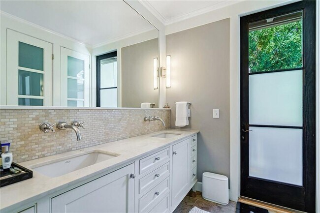 Building Photo - 868 Rosedale Rd NE