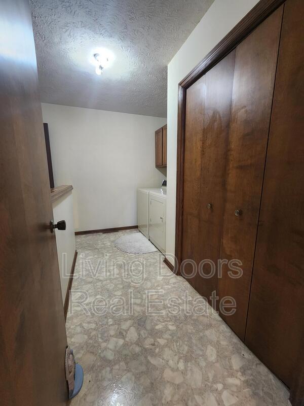 Building Photo - 1710 Eastridge Ave