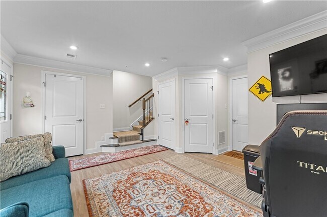 Building Photo - 483 Fairmont Dr