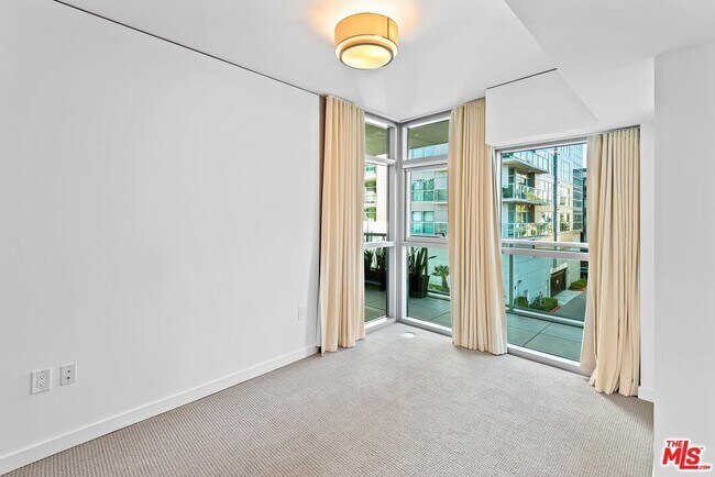 Building Photo - 13650 Marina Pointe Dr