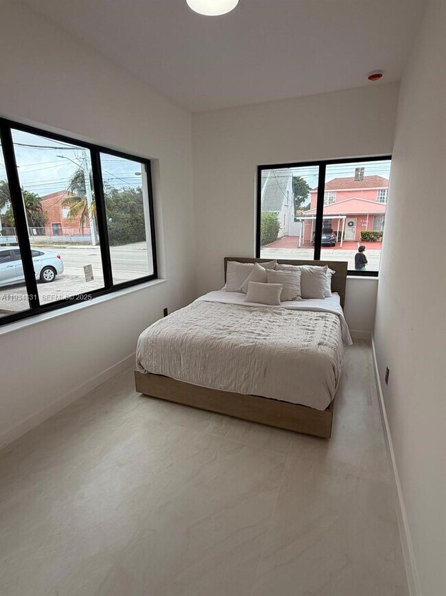 Building Photo - 2436 SW 7th St