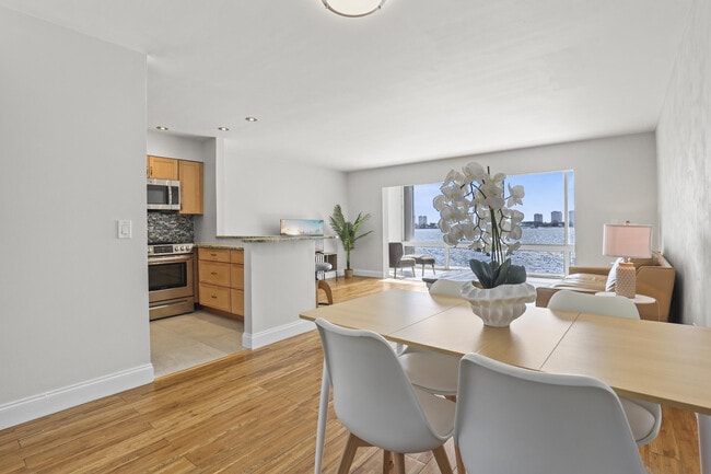 Building Photo - 2936 Lake Shore Dr