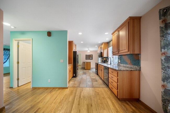 Building Photo - 5 Bed 2.5 Bath Spacious House For Rent In Poulsbo!!!