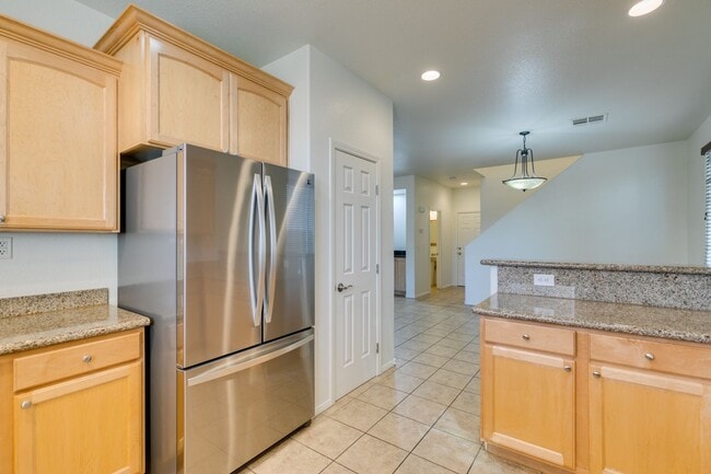 Building Photo - Great 3 bedroom house with a large loft an...