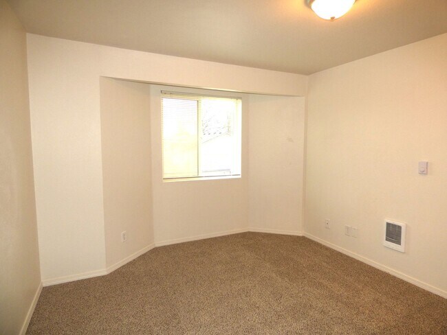Building Photo - Rent Special: FREE June's Rent - 2 Bedroom 1 Bath Unit NE Salem!