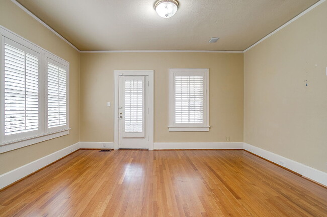 Building Photo - Darling English Tudor style home in the heart of the University District near TCU!