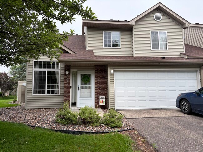 Building Photo - 2336 Oakridge Cir
