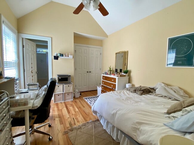 Building Photo - 3925 Lexington Dr