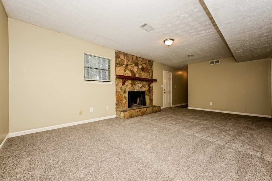 Building Photo - 4687 Dogwood Farms Dr