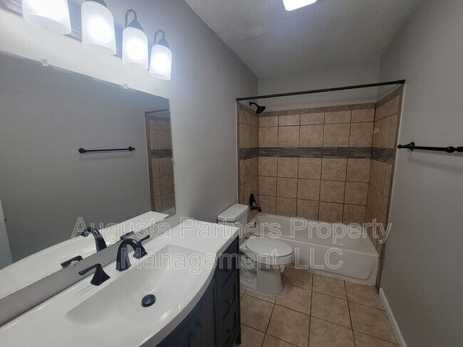 Building Photo - 142 Oakridge Dr