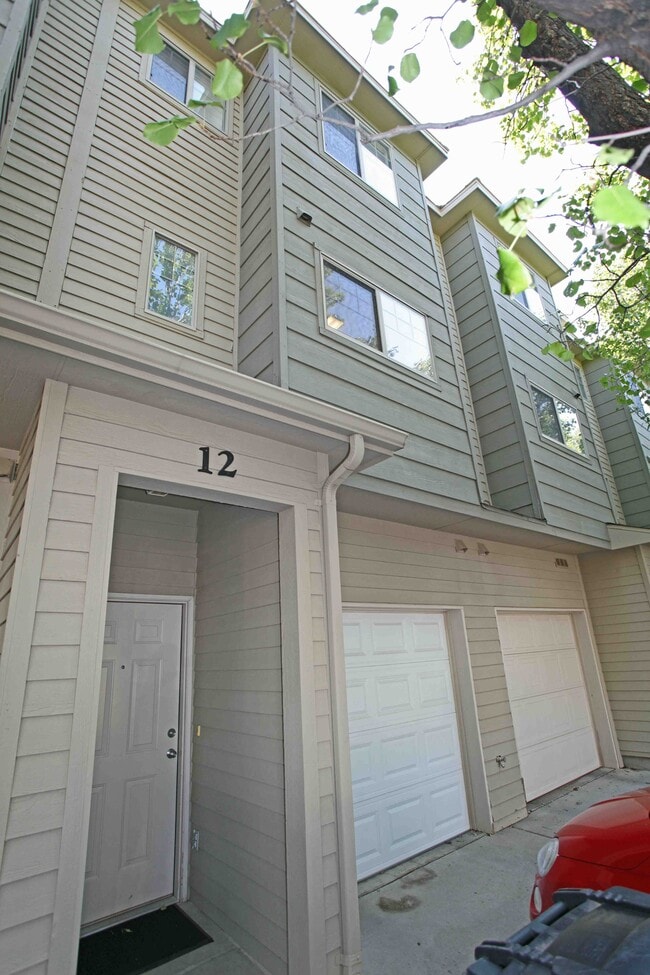 Building Photo - 12 Short Dr