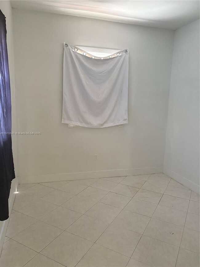 Building Photo - 927 SW 9th Ave