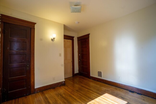 Building Photo - First Floor 3 Bedroom Apartment Close To C...