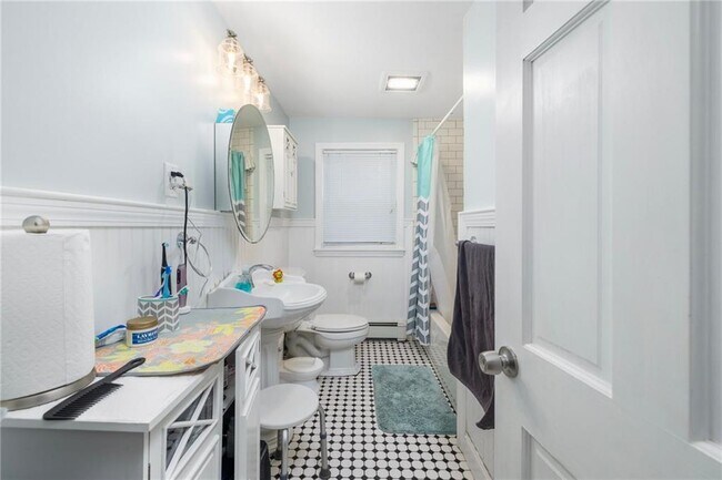 Building Photo - 61 School St