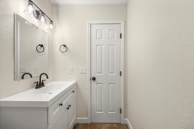 Building Photo - Flexible Lease Options! 2BR/2BA Townhome w...