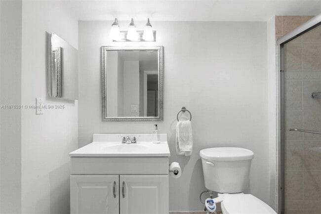 Building Photo - 3401 N Country Club Dr