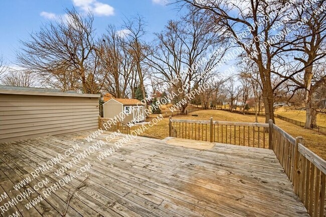 Building Photo - 6717 Roseland Dr