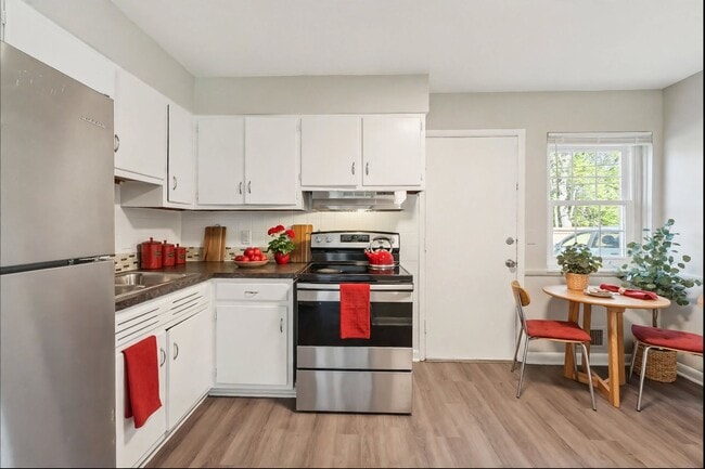 Building Photo - 889 N Meadows Ct