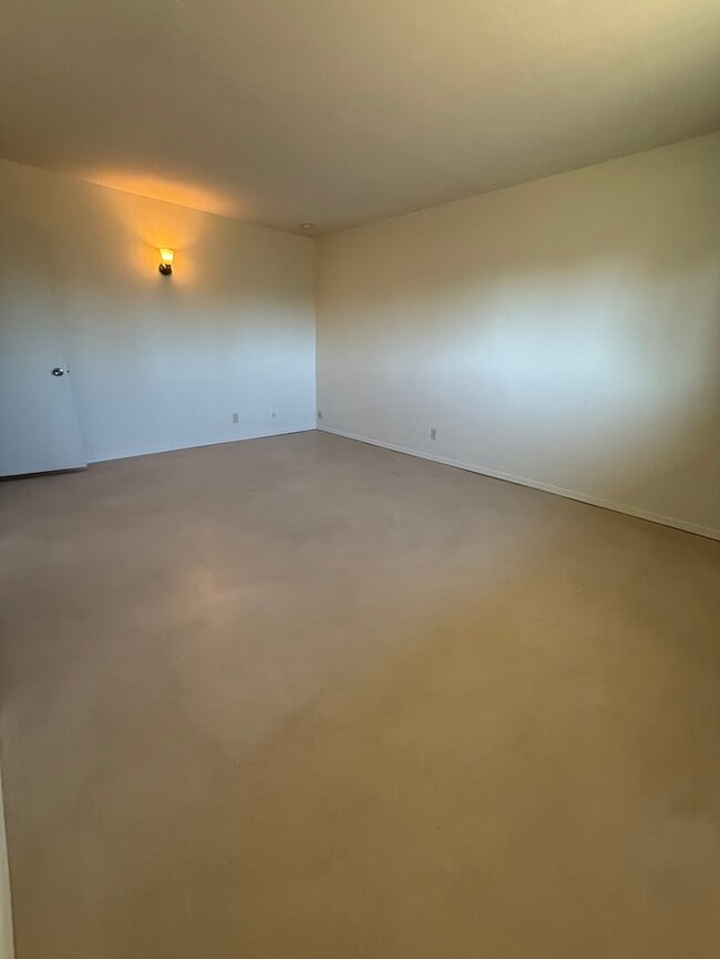 Building Photo - House For Rent