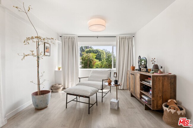 Building Photo - 1231 W 49th St