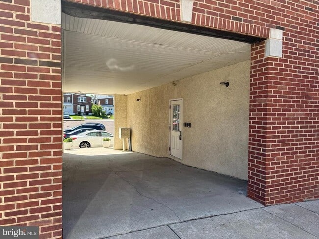 Building Photo - 358 Main St