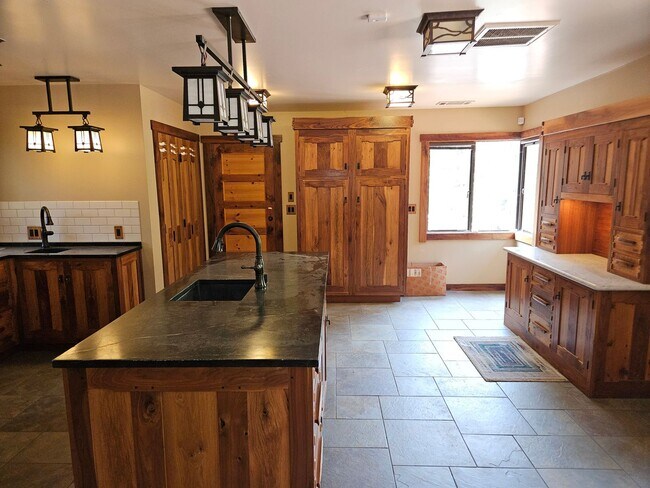 Building Photo - Stunning 5 Bed 3 Bath Naglee Park Home Wit...