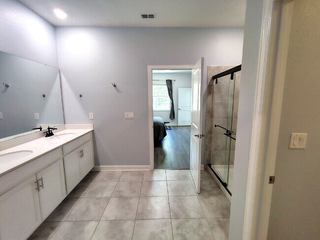 Building Photo - "Resort-Style Living in Davenport: Spacious 4-Bedroom Home with Solar Panels, Internet Included &...