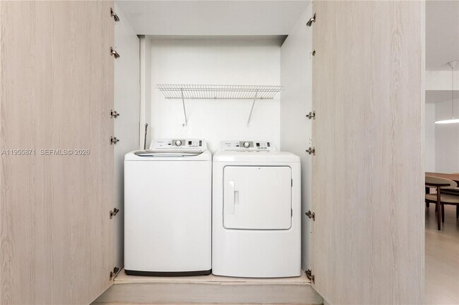 Building Photo - 300 South Pointe Dr