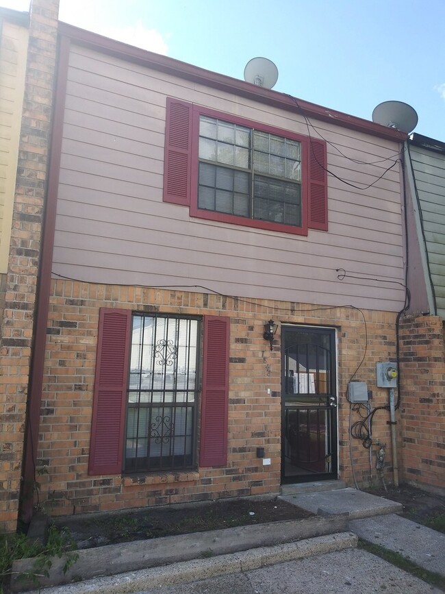 Building Photo - 3 Bedroom Town-home