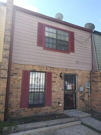 Building Photo - 3 Bedroom Town-home