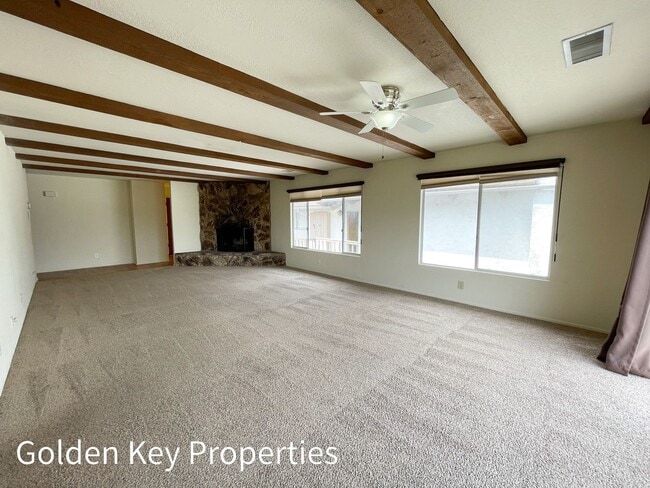 Building Photo - Welcome to this stunning duplex located in beautiful Bonsall!