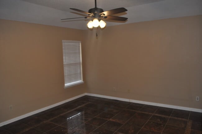 Building Photo - 2906 Kingswood Dr