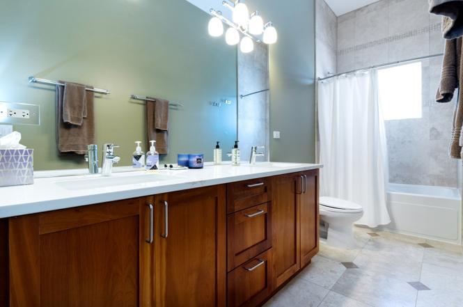Dual Bathroom #2 - 2158 N Damen Ave