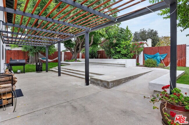 Building Photo - 2148 Elmdale Ave