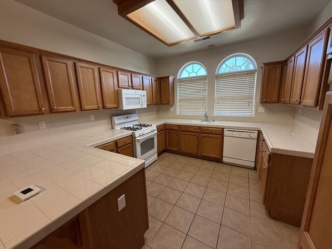 Building Photo - Spacious and Beautiful 4 bedroom luxury ho...