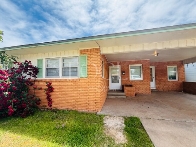 Primary Photo - Large 3/2 with 2 living areas