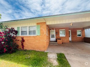 Building Photo - Large 3/2 with 2 living areas