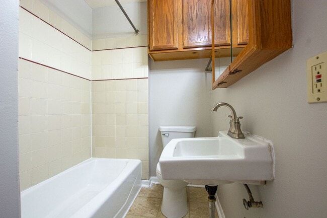 Building Photo - 2 Bedroom / 1 Bath Duplex with Garage in Askarben!