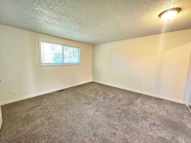 Building Photo - $2,700 – Spacious 4 Bed / 2 Bath Home in S...